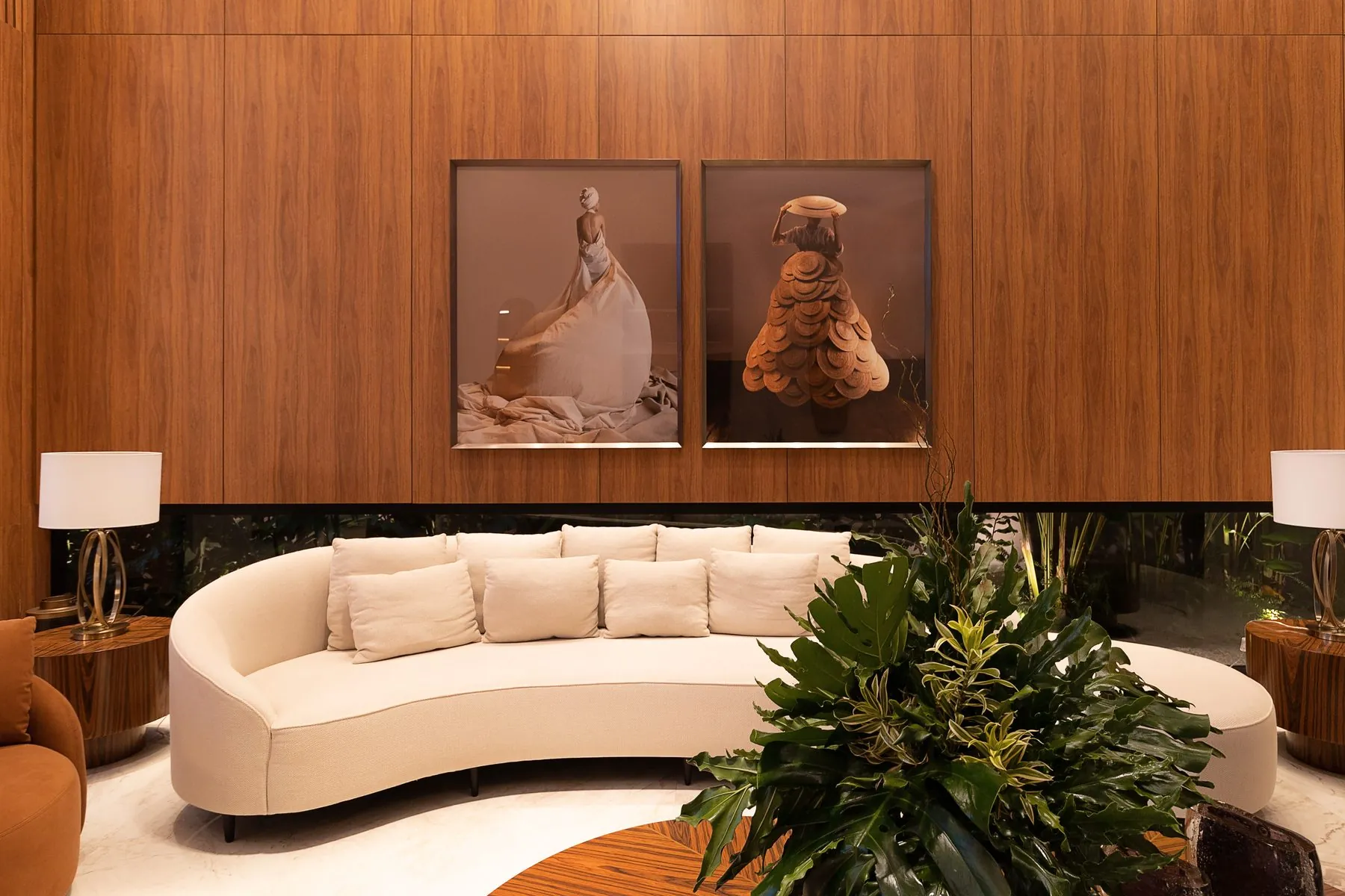 Living com painel em madeira sob medida | Progetto Mobiliamo