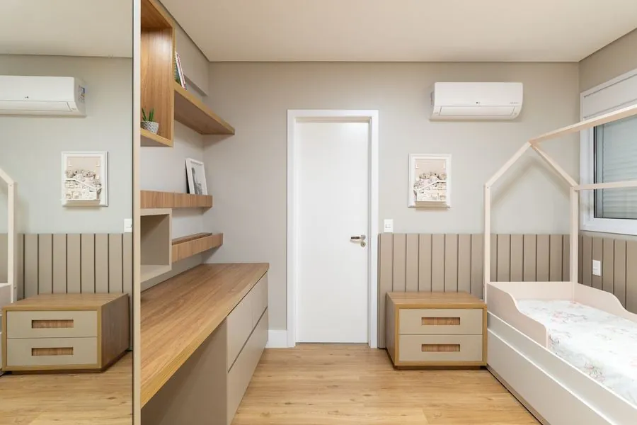 Quarto infantil todo funcional em MDF Duratex Itapuã e Gianduia Trama, pensado para brincar, estudar e crescer | Progetto Mobiliamo