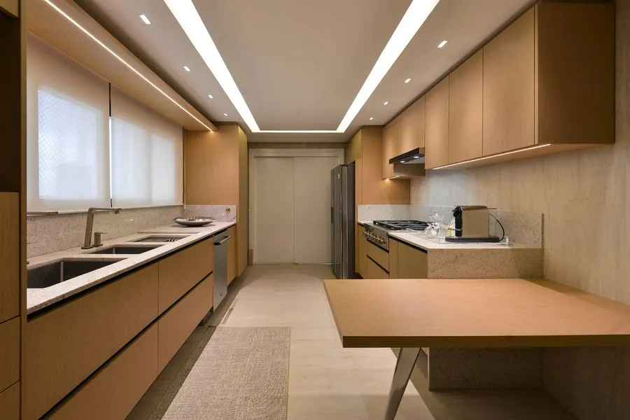 Cozinha com toda a elegância da lâmina natural White Oak Quartier, em que o veio da madeira é o protagonista | Progetto Mobiliamo