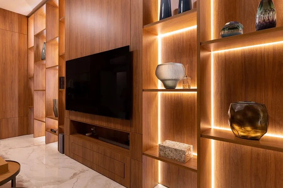 Home TV em MDF Duratex Cumaru Raiz: o tom natural da madeira em harmonia com a iluminação do ambiente | Progetto Mobiliamo