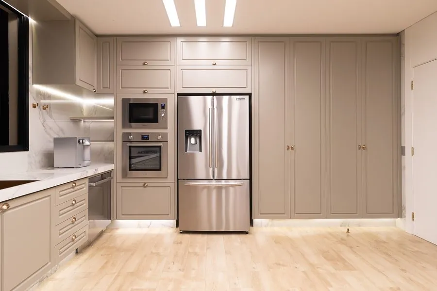 Cozinha provençal em laca microtextura, que une o charme clássico a um toque suave e contemporâneo | Progetto Mobiliamo