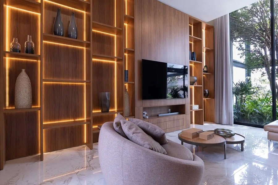 Home TV em MDF Duratex Cumaru Raiz: a madeira em destaque para um espaço confortável e acolhedor | Progetto Mobiliamo
