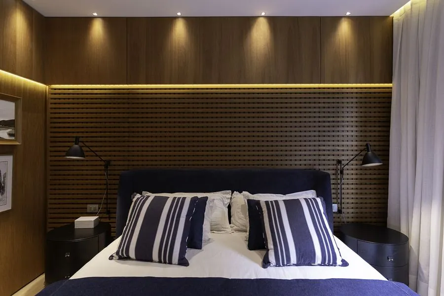 Quarto com o conforto da lâmina natural de Cumaru, que envolve o descanso no calor e na textura da madeira | Progetto Mobiliamo