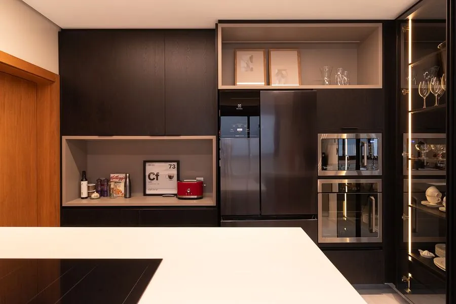 Cozinha moderna com cristaleira em vidro refletivo natural, que valoriza louças e taças com um brilho sofisticado | Progetto Mobiliamo