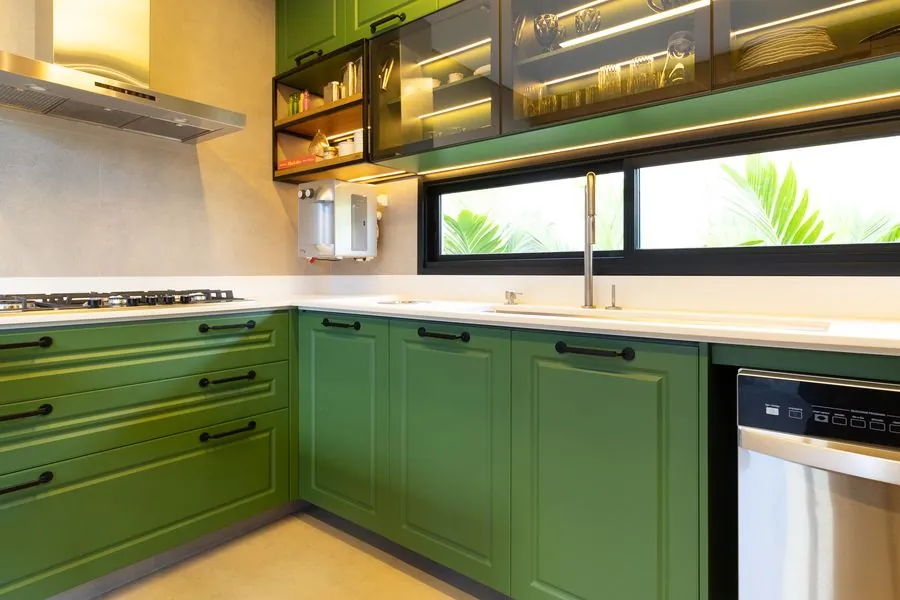 Cozinha provençal em laca microtextura: a cor como protagonista, com acabamento sedoso e detalhes clássicos | Progetto Mobiliamo