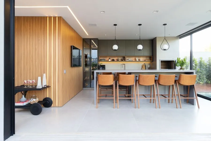 Varanda gourmet moderna em MDF Duratex Itapuã e Grafite, que combina o aconchego da madeira com a sofisticação do tom escuro | Progetto Mobiliamo