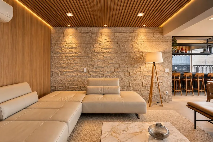 Sala de estar em MDF Duratex Itapuã: painéis lisos na parede e teto ripado para um ambiente acolhedor e sofisticado | Progetto Mobiliamo