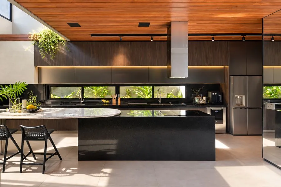 Cozinha moderna produzida em MDF Duratex Preto Absoluto e Rauvisio Carbon: elegância em tons escuros com tecnologia nos materiais | Progetto Mobiliamo