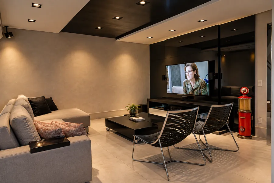 Home TV em MDF Duratex Preto Cristallo: o requinte do preto brilhante para um espaço de cinema em casa | Progetto Mobiliamo