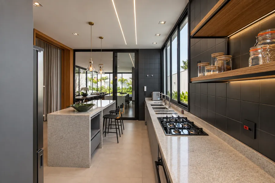 Cozinha ampla, prática e moderna em MDF madeirado e Duratex Cinza Sagrado, que equilibra o calor da madeira com a sobriedade do cinza | Progetto Mobiliamo