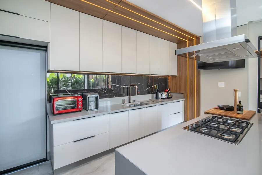 Cozinha moderna em MDF Areia Guararapes, com tons suaves que trazem leveza e luminosidade ao dia a dia | Progetto Mobiliamo