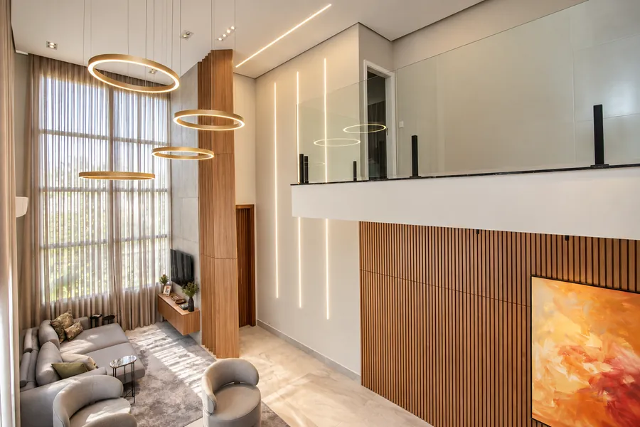 Living em MDF Duratex Carvalho Hanover com brises articulados, que controlam a luz e dão movimento ao ambiente | Progetto Mobiliamo