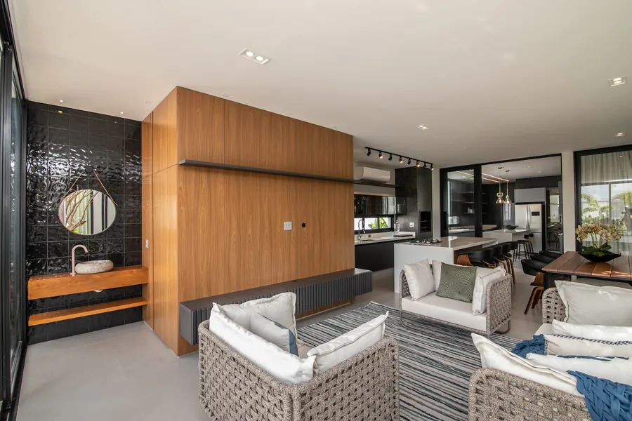 Sala de estar com MDF Duratex Carvalho Hanover e Grafite Trama, num contraste equilibrado entre o calor da madeira e a força do grafite | Progetto Mobiliamo