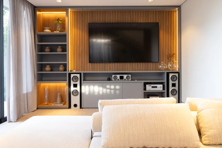 Home TV moderno feito sob medida: projeto totalmente personalizado, do tamanho exato da sua necessidade | Progetto Mobiliamo