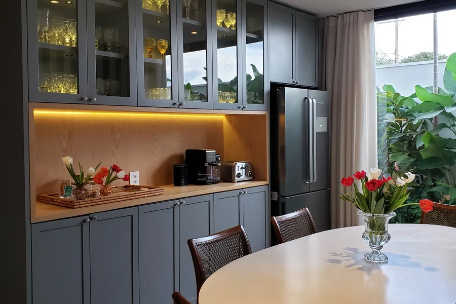 Sala de jantar em laca microtextura com portas provençais, que unem o charme clássico a um acabamento contemporâneo | Progetto Mobiliamo